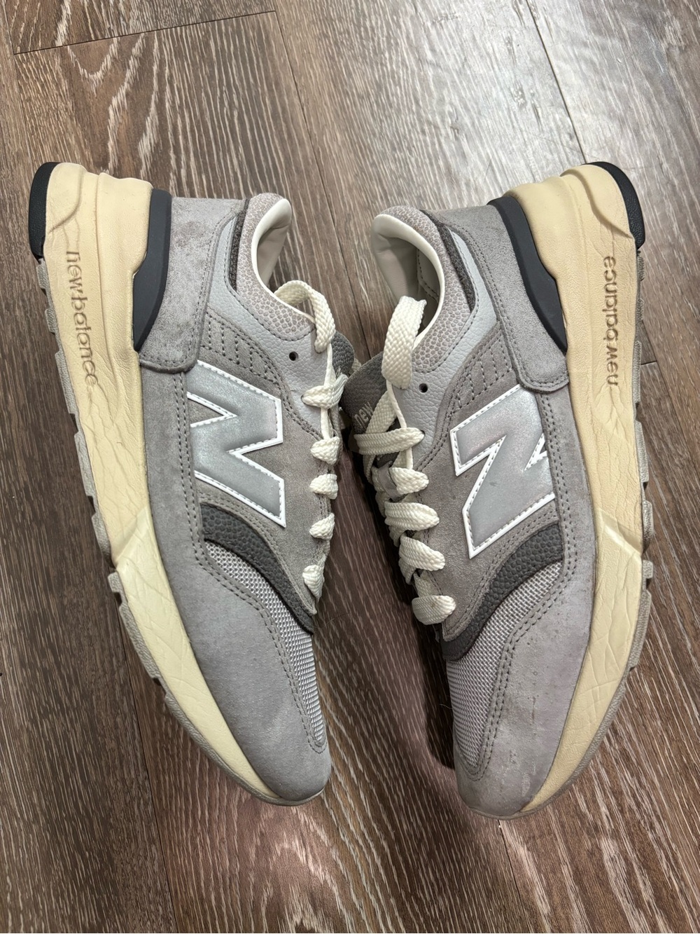 New balance 997R unisex men’s sz 8 women’s sz 9.5 color grey.